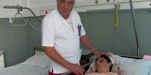 Doctorul Mohan alături de o pacientă