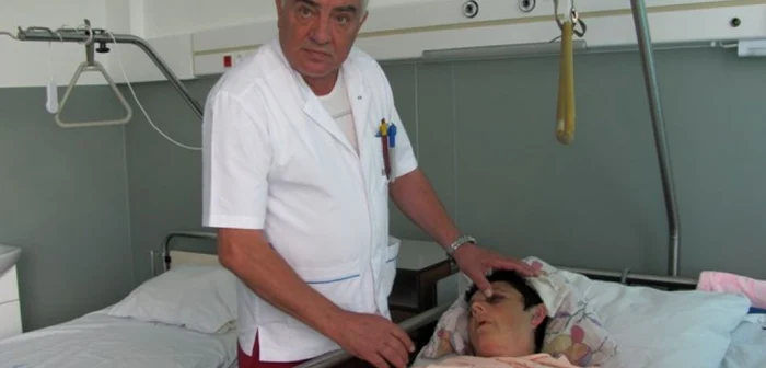 Doctorul Mohan alături de o pacientă