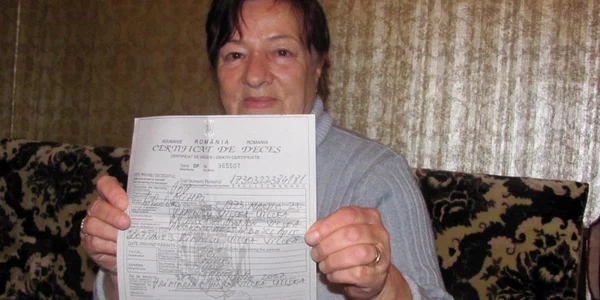 Zanfira Pop arata certificatul de deces al fiului ei care a fost chemat la comisia de experizare medicala