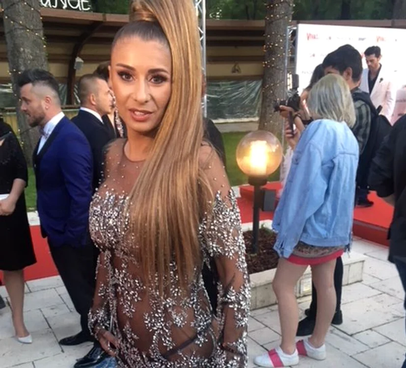 
    Anamaria Prodan a apărut într-o rochie la care nu a purtat sutienFoto: arhivă personală  