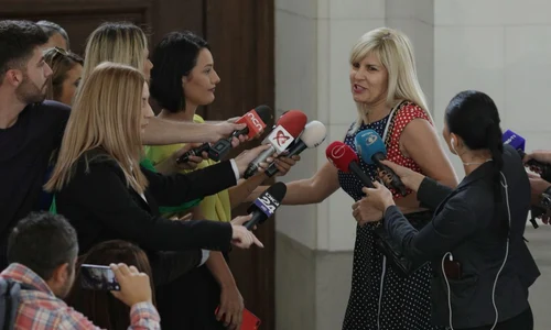 Elena Udrea a fost întâmpinată de jurnaliști în fața sălii de judecată jpeg