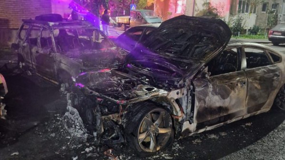 Patru mașini mistuite de flăcări într-o parcare din Ploieşti. De la ce a pornit focul