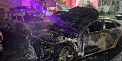 masini distruse incendiu Glasul Aradului jpeg