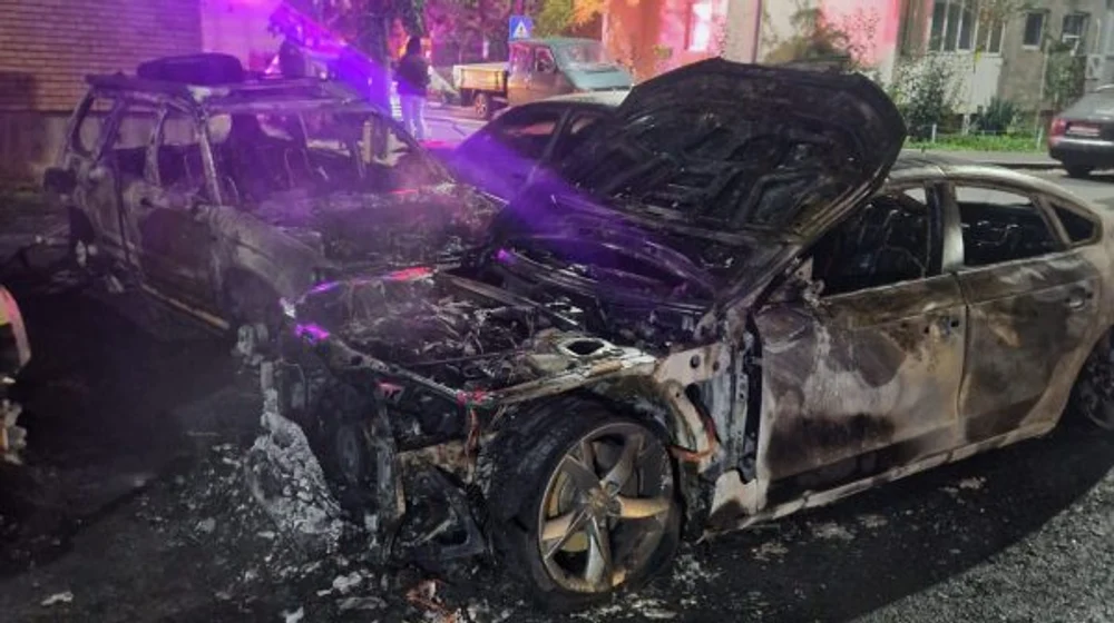 Patru mașini mistuite de flăcări într-o parcare din Ploieşti. De la ce a pornit focul