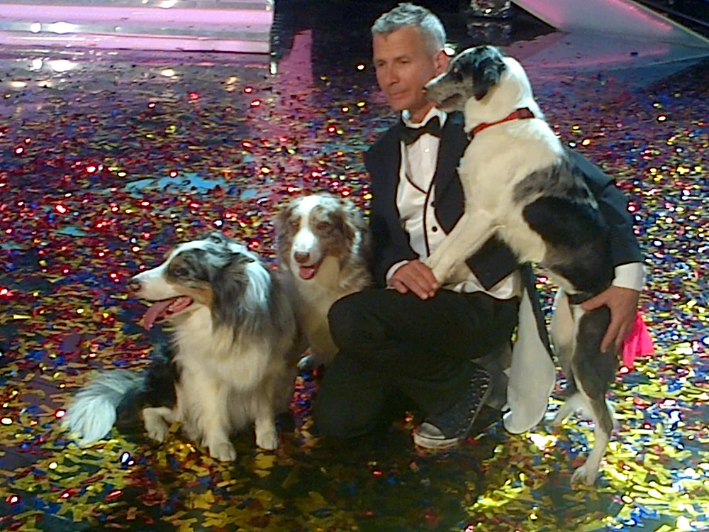 
    Bruno Icobeţ are o relaţie mai mult decât specială cu câinii lui (foto: Click!)  