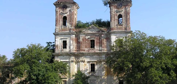 Biserica este extrem de afectată de trecerea timpului 