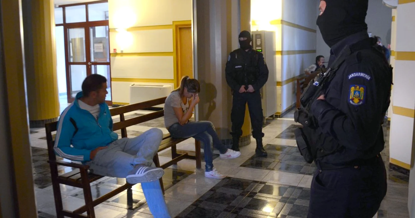 53 de persoane, distribuitori și consumatori, au fost aduși la sediul DIICOT Ploiești