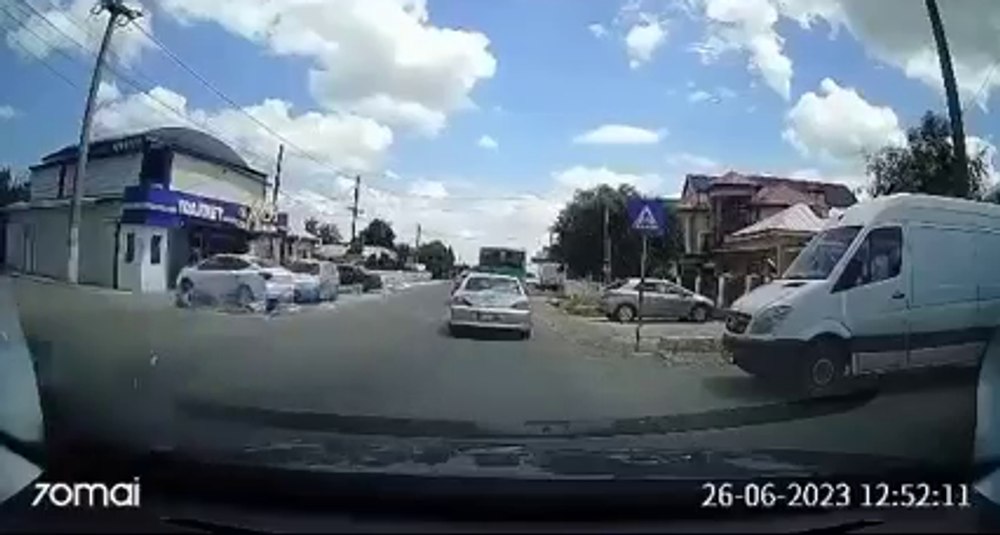 Tată și fiu, spulberați pe trecerea de pietoni. Impactul, surprins de o cameră de bord VIDEO