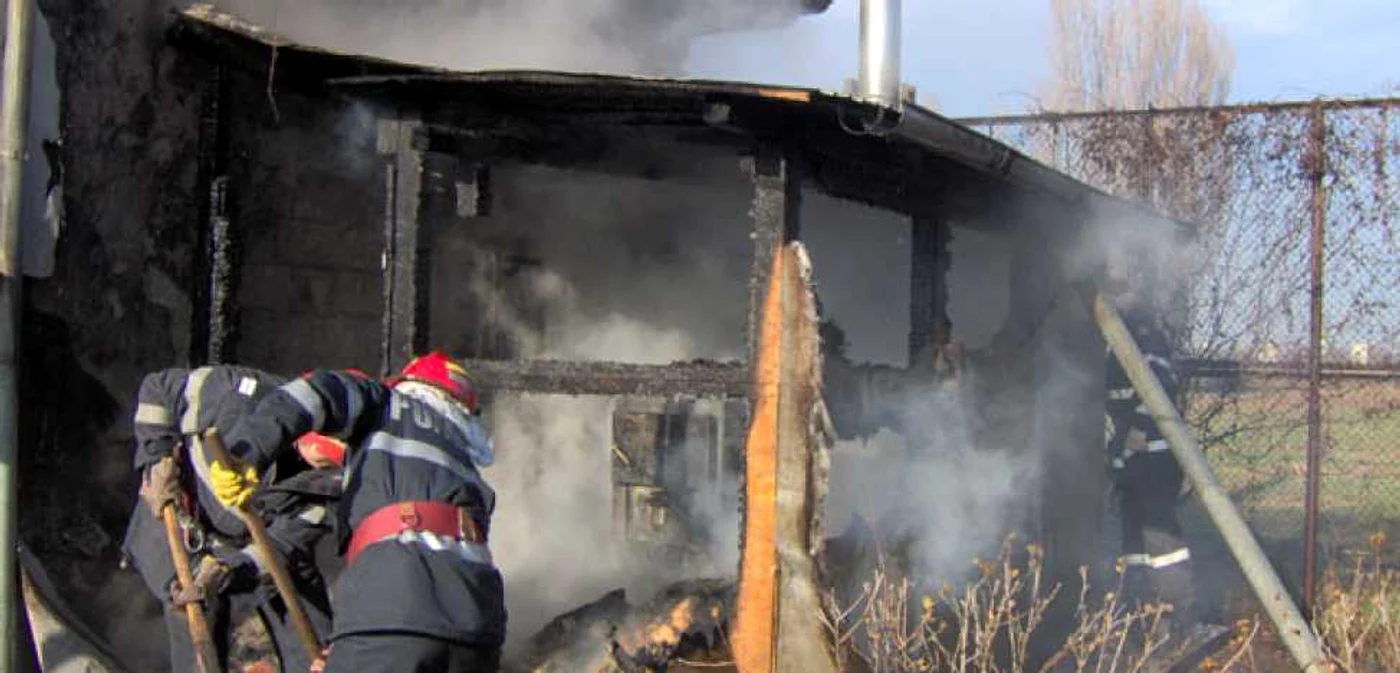 Pompierii au lichidat incendiul în această dimineaţă, la ora 7.00