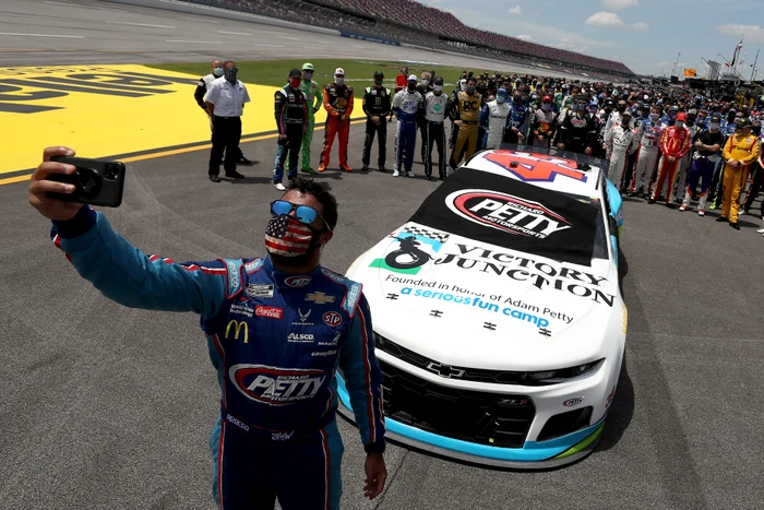 Bubba Wallace și-a făcut un selfie alături de ceilalți participanți la cursa Nascar de la TalladegaFoto: Guliver / GettyImages