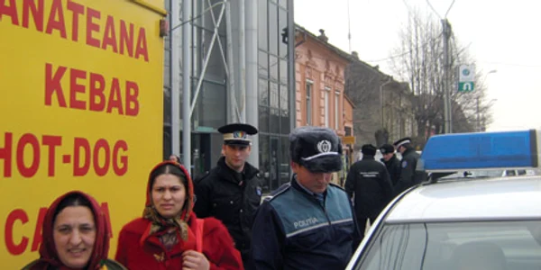 Poliţiştii au verificat bazarurile, dar şi pe  cei care vând produse direct de trotuar
