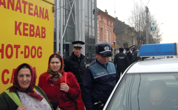 Poliţiştii au verificat bazarurile, dar şi pe cei care vând produse direct de trotuar