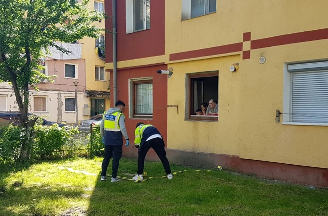 Aici a căzut tânăra care a alunecat de pe bloc FOTO: expressdebanat.ro