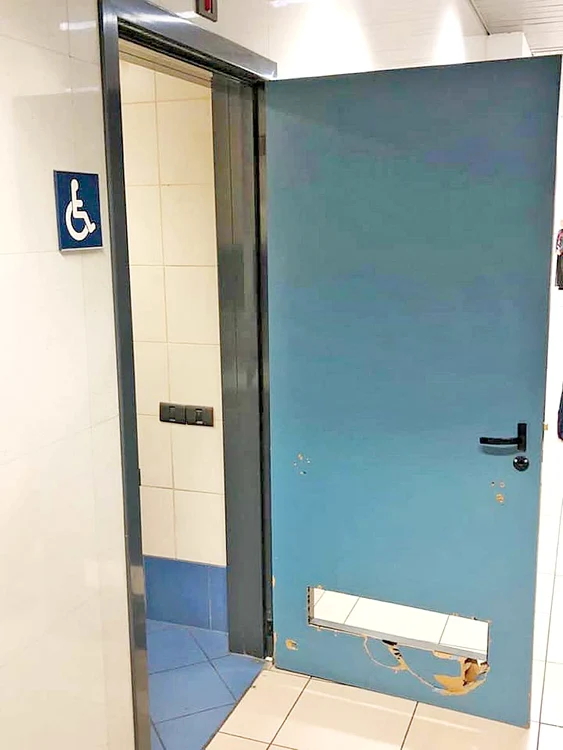 Uşa de la toaletă este spartă
