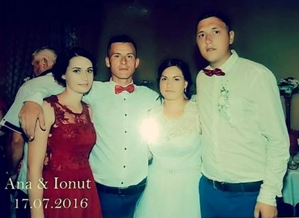 
    Maşina a fost făcută praf în urma impactuluiFoto: vremeanoua.ro  