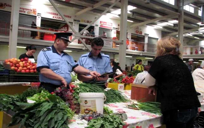 Poliţiştii i-au controlat pe comercanţi. FOTO: IPJ Hunedoara.