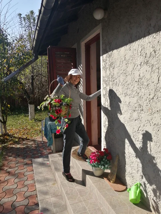 Marina Voica poartă pantaloni când grădinăreşte la Breaza
