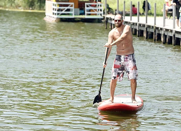 Nu trebuie să stăpâneşti valurile ca să vâsleşti de pe placa de surf