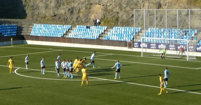 Meciul s-a disputat pe teren artificial. FOTO fcpetrolul.ro