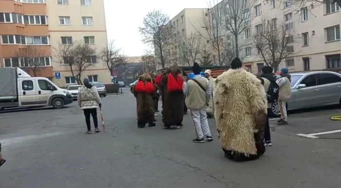 Colindători cu ursul prn cartierele Brașovului FOTO Ioan Buciumar
