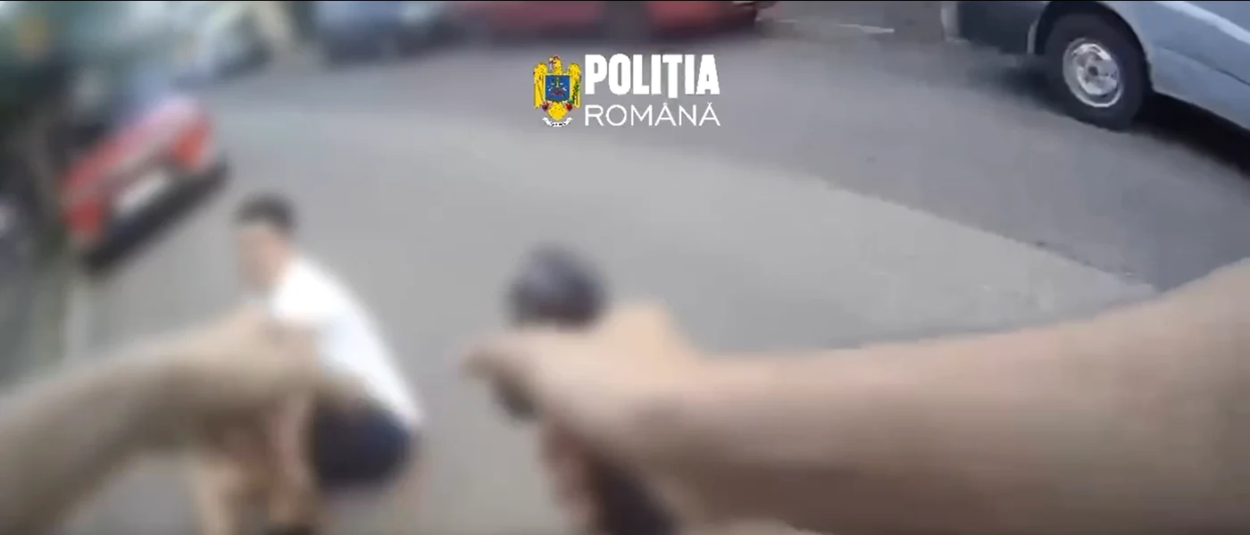 captura de ecran cu momentul in care un politist someaza un baiat sa se opreasca