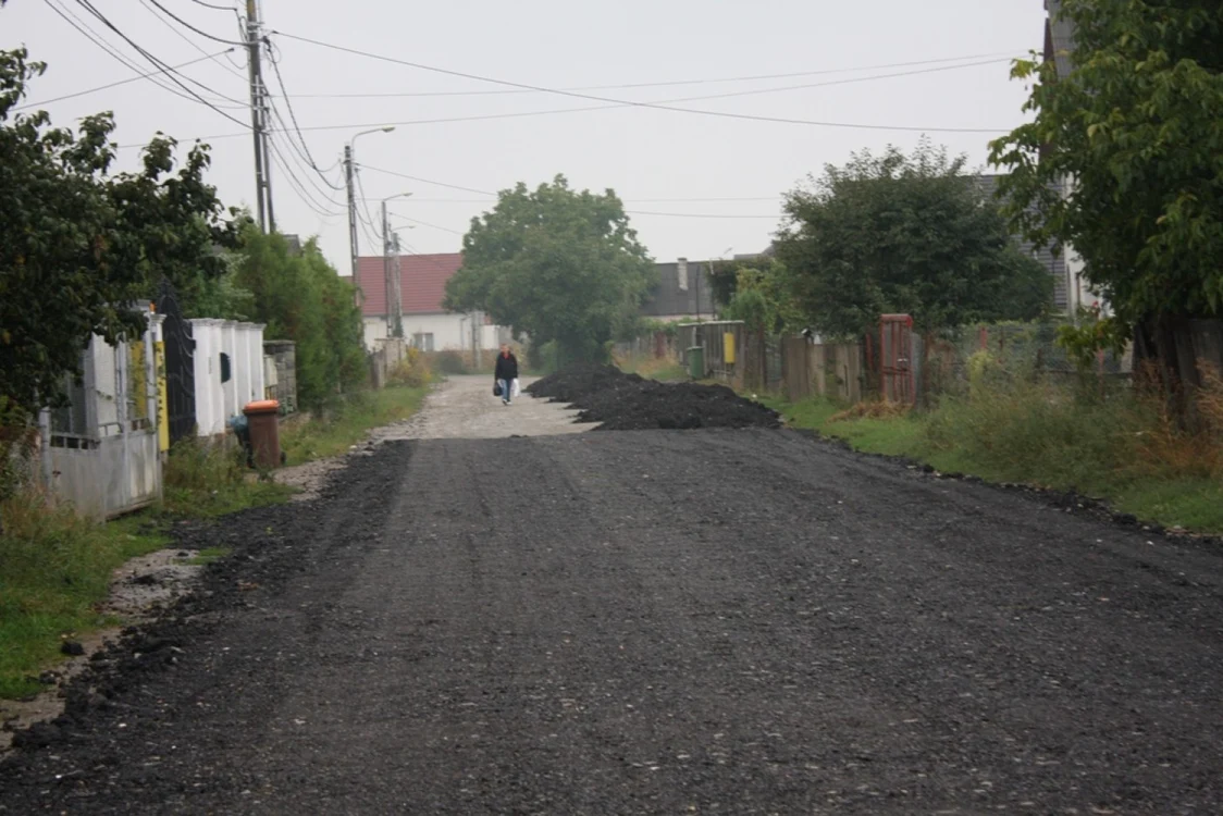Regia de Drumuri şi Poduri Vâlcea are de recuperat peste 7 milioane lei pentru lucrări de asfaltare executate în judeţ. Foto Adevărul. Arhivă