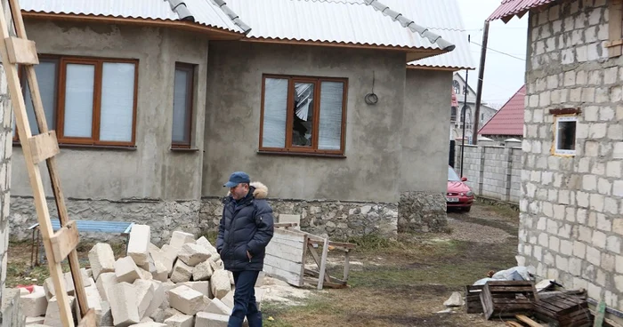 Agresorii au intrat pe unul dintre geamurile din partea din spate a casei. Foto: Dumitru Goncear