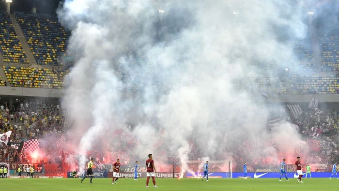 
    Cristi Săpunaru și coechipierii săi au cântat minute bune cu galeria după meciFOTO: Sportpictures.eu  