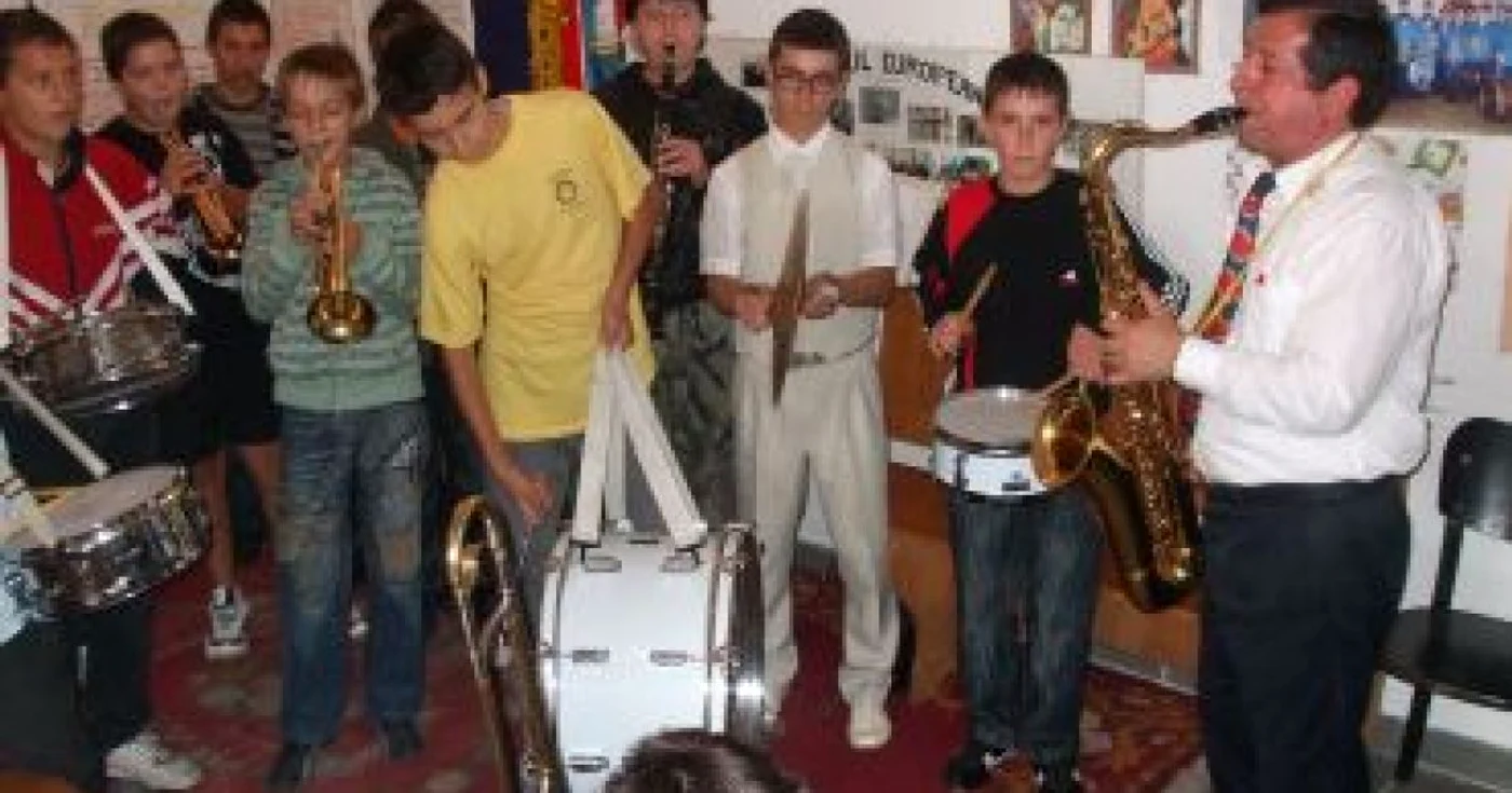 Râmnicu Vâlcea: Micuţii de la fanfara Gabriel Chaborschi au primit ţinută nouă