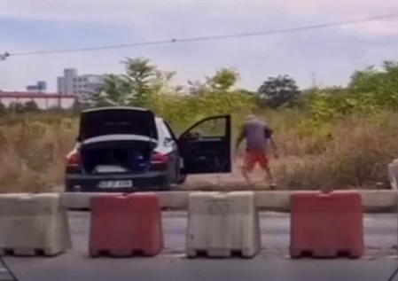 Bărbatul lovește o femeie, aflată în mașină FOTO: captura video