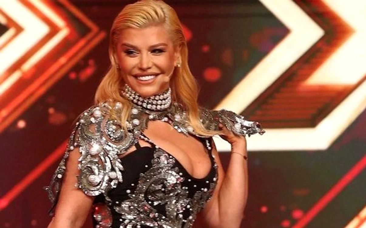 Loredana a ales o rochie cu un decolteu amețitor pentru semifinala X Factor. Foto: Antena 1