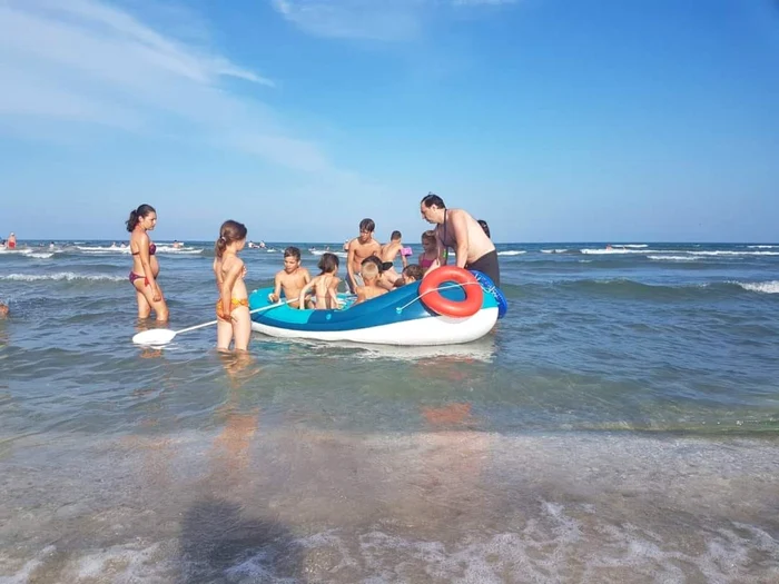 20 de copii
premianţi de la sate văd pentru prima oară marea.