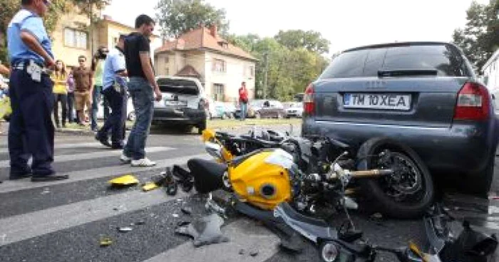 Timişoara: Un şmecher pe două roţi s-a rănit şi a distrus motorul după ce a intrat în două maşini