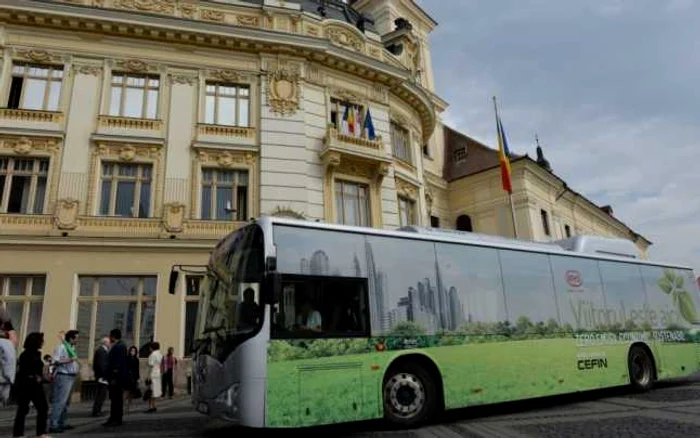 Autobuz, în centrul Sibiului FOTO turnulsfatului.ro