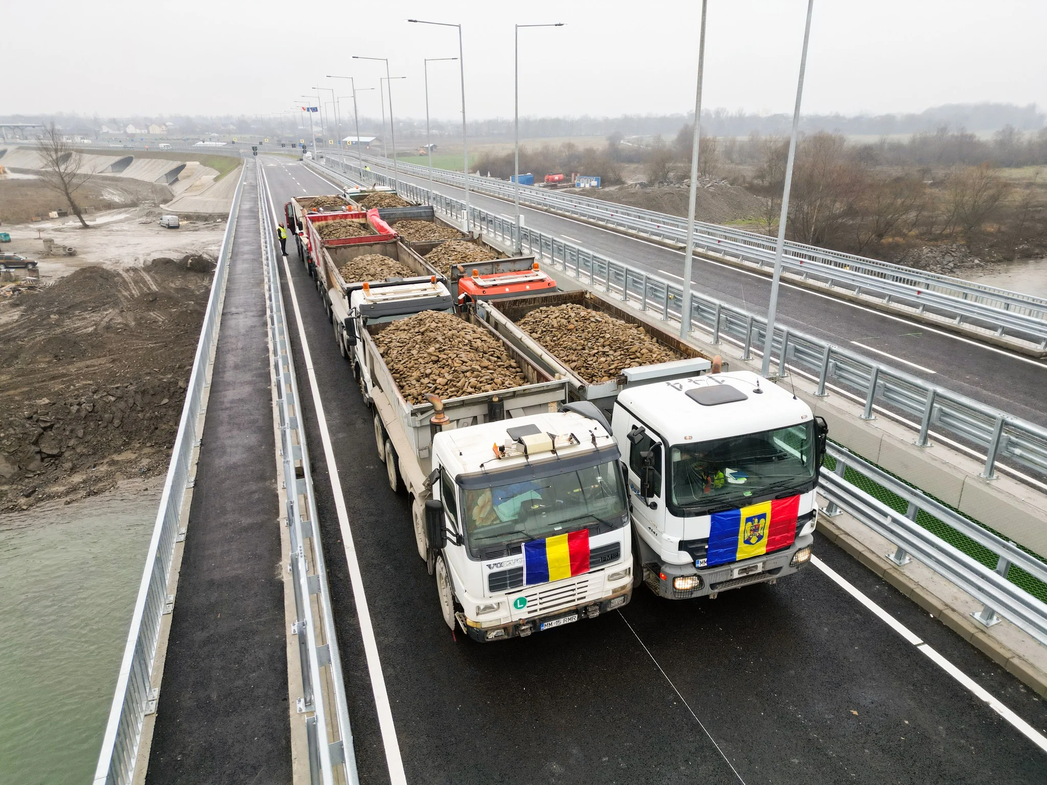 Podul peste Tisa, care leagă România de Ucraina, a trecut testul de rezistență. Când va fi dat în folosință