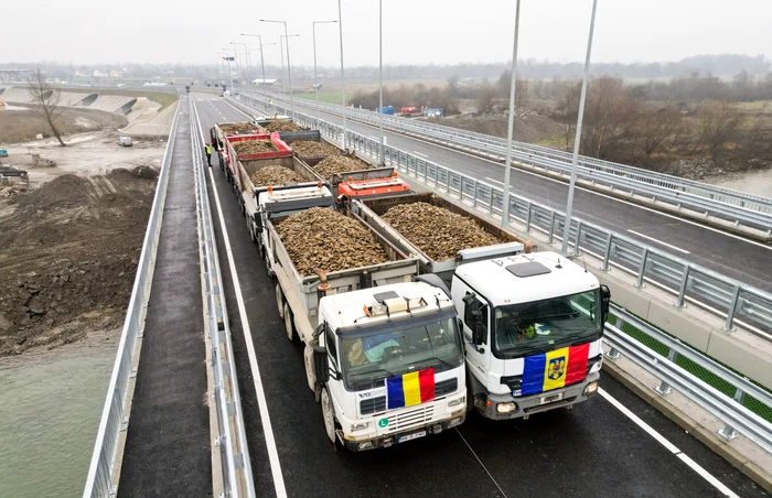 Podul peste Tisa, la testul de greutate FOTO: CJ Maramureș