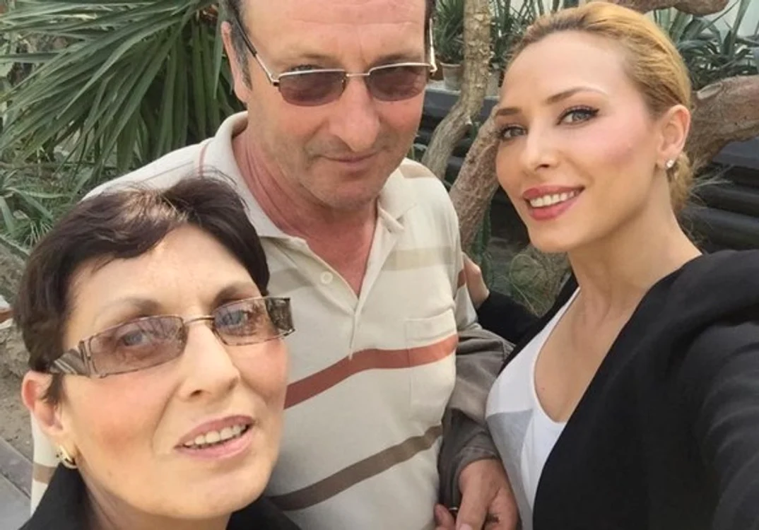 Iulia Vântur, alături de părinţii ei 