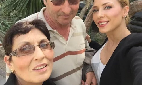 Iulia Vântur, alături de părinţii ei  jpeg