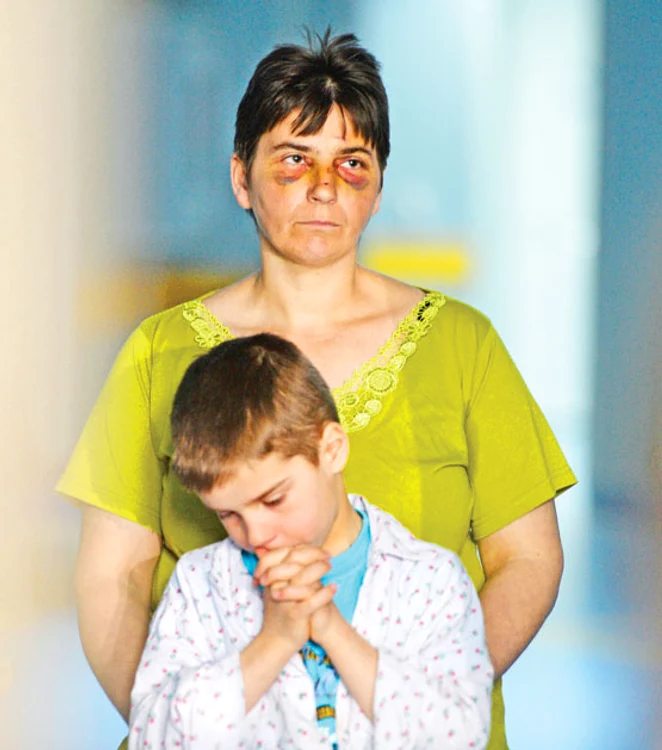 
    Băiețelul și mama lui sunt traumatizați de bătăile încasate de la tatăFoto: Mediafax  
