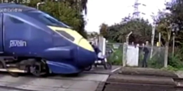 motociclist cale ferata marea britanie FOTO Network Rail
