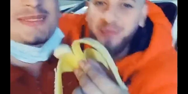 Tineri refugiati sirieni mancand sfidator banane la adresa turcilor Captura TikTok