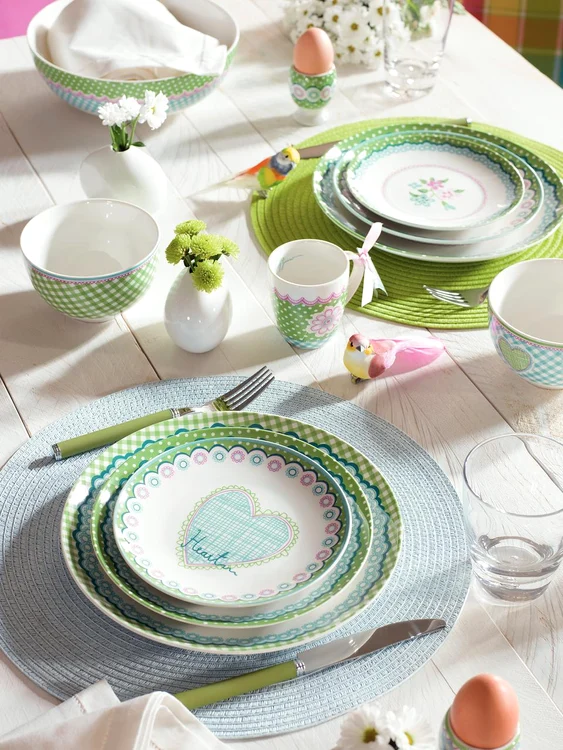 Florile proaspete şi decoraţiunile în nuanţe de verde crud dau mesei un farmec aparte. Foto: kika