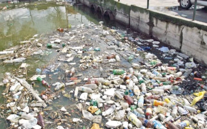 Deşeurile adunate la marginea apelor, o sursă de poluare p Foto: adevărul