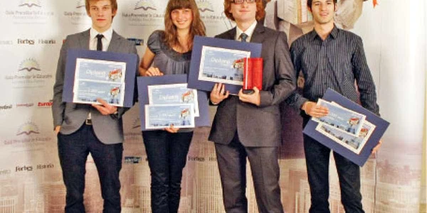 Finaliştii la Secţiunea Elevul anului  (de la stânga la dreapta): Cristian Roşu,  Csilla Balint, Tudor Giurgică Tiron (câştigător) şi Ion Barbu