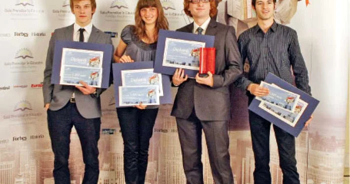 Finaliştii la Secţiunea Elevul anului (de la stânga la dreapta): Cristian Roşu, Csilla Balint, Tudor Giurgică Tiron (câştigător) şi Ion Barbu