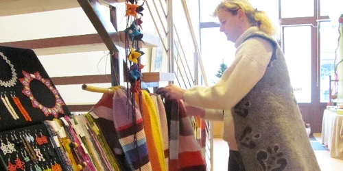 Șalurile din bumbac costă între 40 și 70 de lei