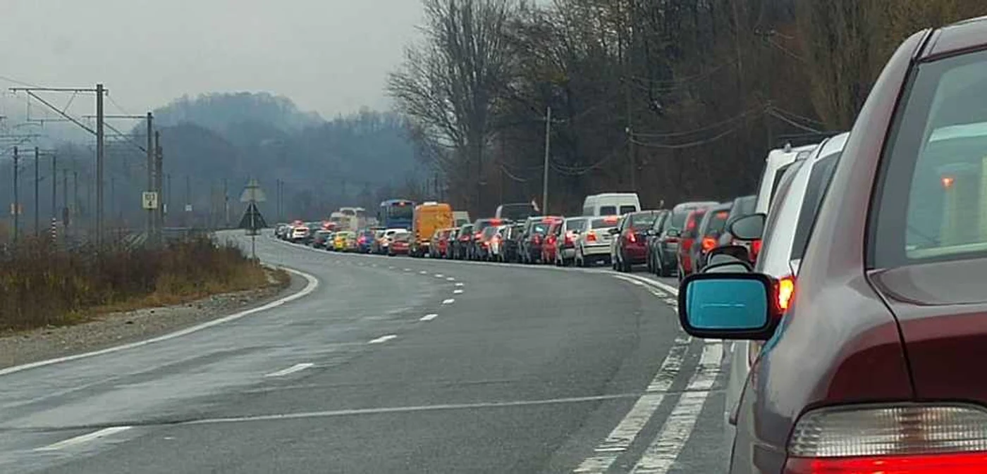 Traficul le dă mari bătă de cap şoferilor pe DN 73. Foto: Facebook / Dan Pop