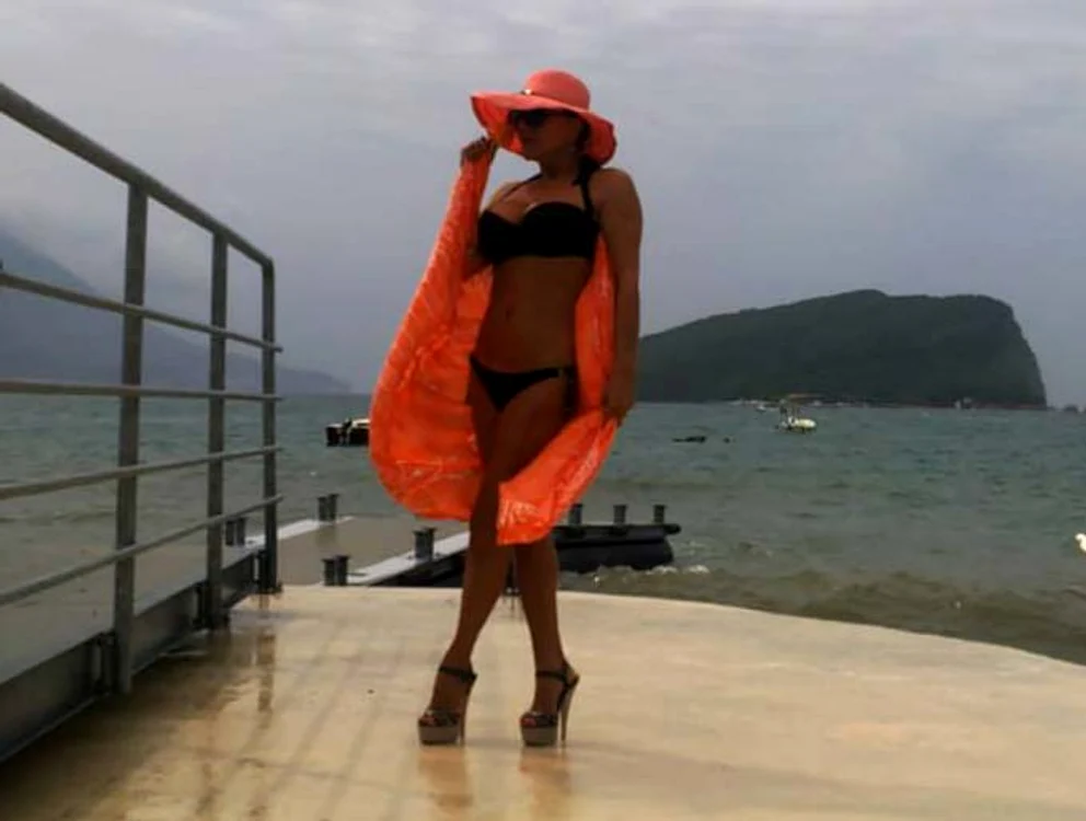 
    Mariana Bachici, 45 de ani, își arată formele rotunde în costum de baieFoto Arhivă Personală  