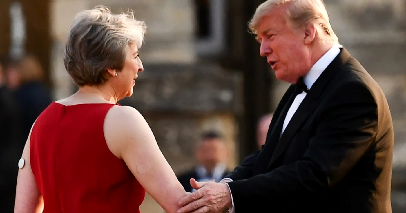 Donald Trump discutând cu Theresa May în prima sa zi a vizitei la Londra FOTO EPA-EFE