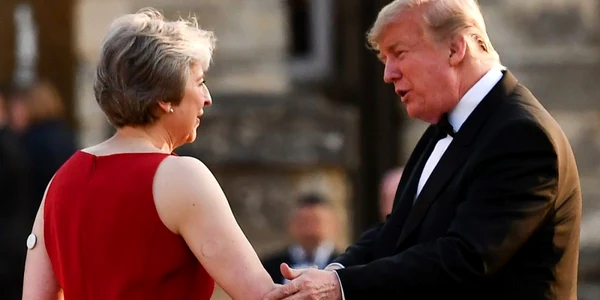 Donald Trump discutand cu Theresa May in timpul primei sale vizite oficiale la Londra FOTO EPA-EFE